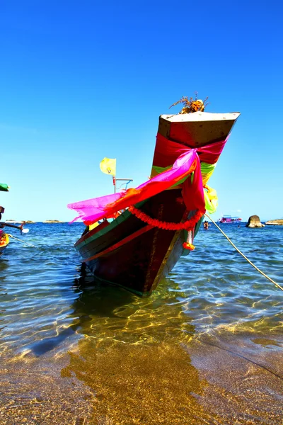 Boat prow asia in the  kho tao bay    rocks     thailand    sout — Stock Photo, Image