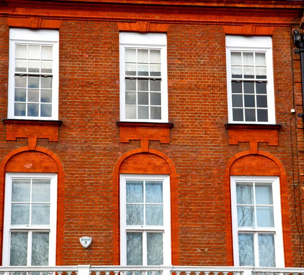 Na europa londres parede de tijolo vermelho velho e janela histórica — Fotografia de Stock