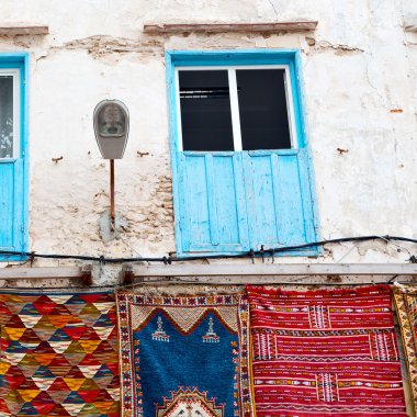 Fas Afrika eski yapılar ve yeniden kahverengi duvar mavi pencere