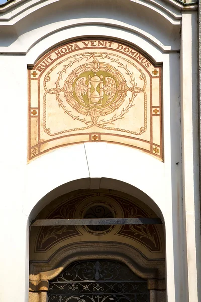 Στήλη αφηρημένη πόρτα της εκκλησίας το milano παλιά κλειστά — Φωτογραφία Αρχείου
