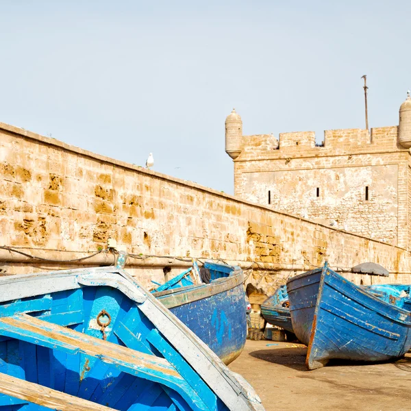 Båt och hav i Afrika Marocko gamla slottet brunt tegel sky — Stockfoto