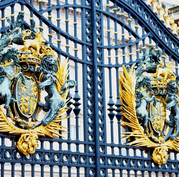 En Londres Inglaterra la antigua puerta de metal palacio real — Foto de Stock