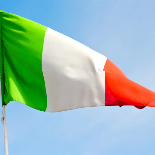 Italien viftande flagga i blå himmel färg och våg — Stockfoto