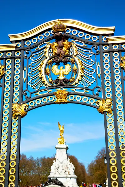 En Londres Inglaterra la puerta de metal palacio real — Foto de Stock