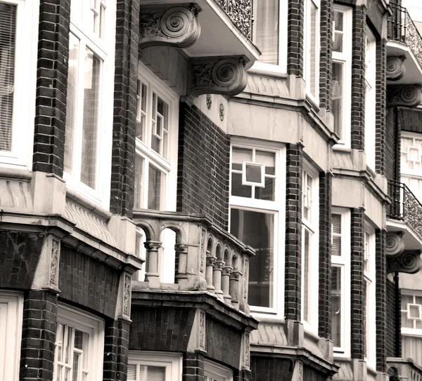 ヨーロッパのロンドンの古い赤レンガの壁と歴史的窓口 — ストック写真