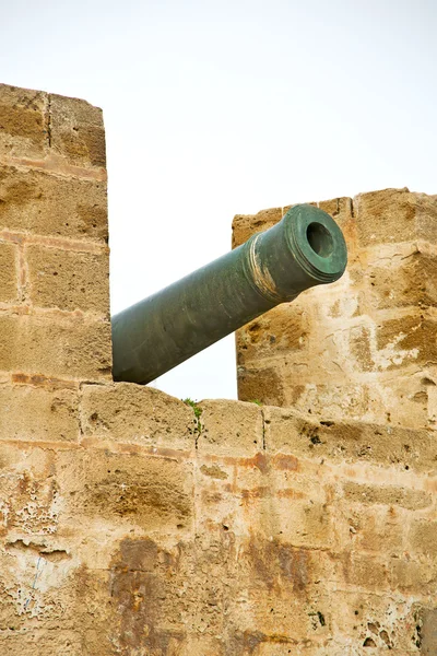 In bronzo verde cannone e cielo azzurro — Foto Stock