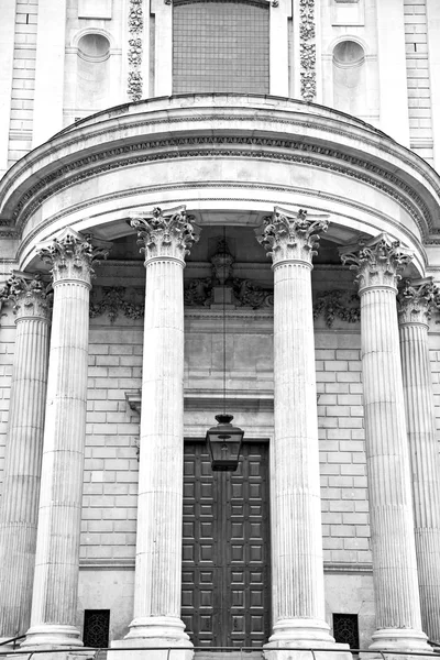 St. Paul cathedral in London england old construction and religio — стоковое фото