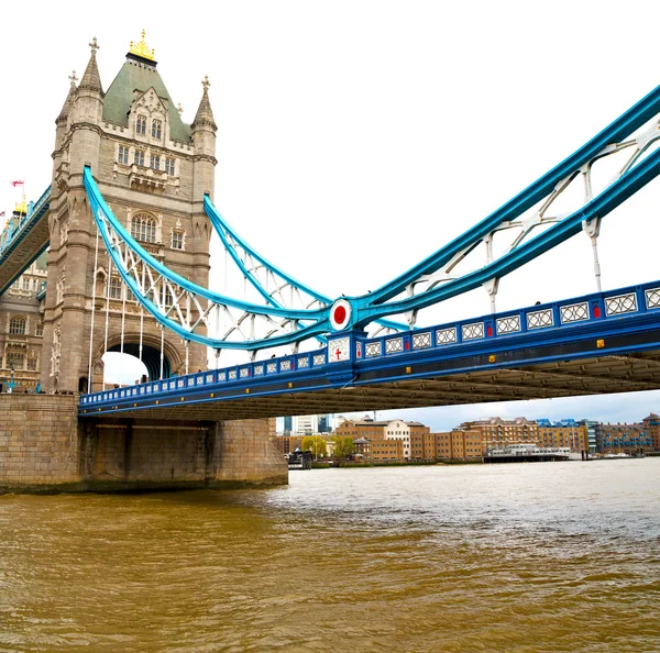 Torre de Londres en Inglaterra viejo puente y el cielo nublado —  Fotos de Stock