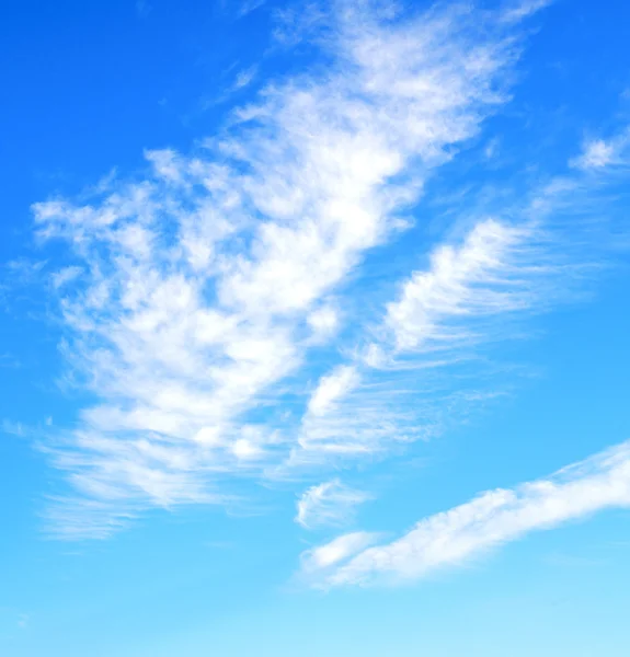 푸른 하늘 흰 부드러운 구름과 추상 배경에서 — 스톡 사진