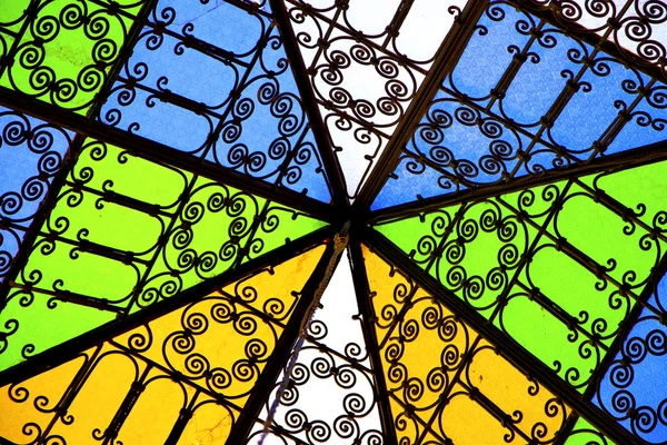 Разноцветное стекло и солнце — стоковое фото