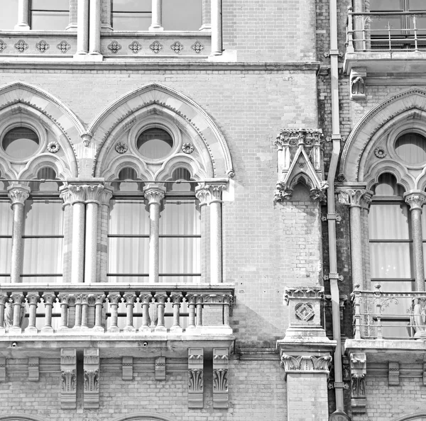 Arquitetura parede velha em londres inglaterra janelas e tijolo exteri — Fotografia de Stock