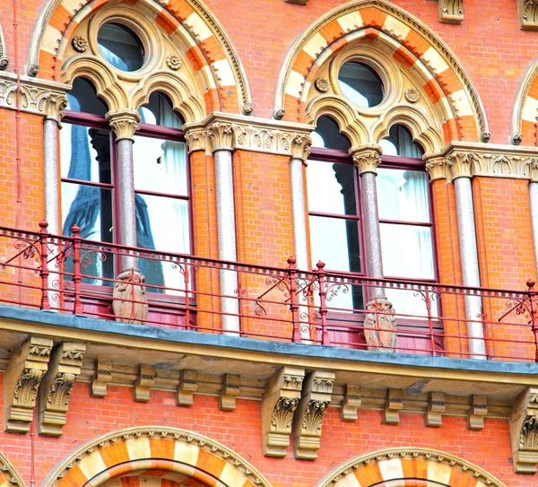 Arquitectura antigua en Londres ventanas inglesas y exterior de ladrillo — Foto de Stock