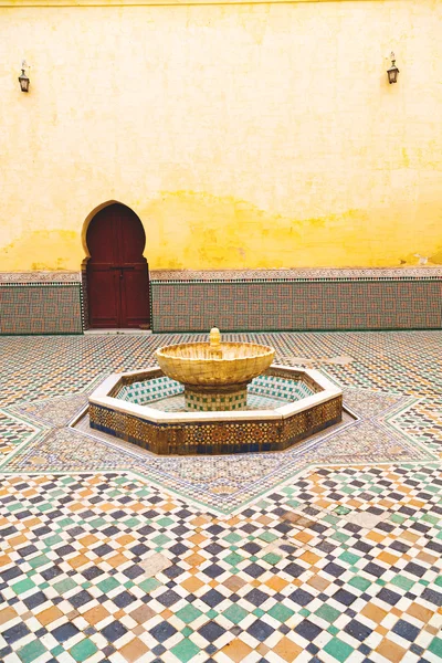 Fountain in morocco africa old door — Stock Photo, Image