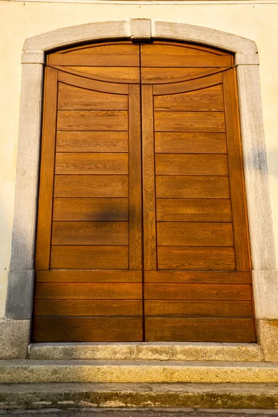 Italia lombarda la vecchia porta della chiesa di milano chiusa — Foto Stock