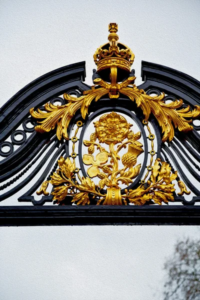 In london england the old metal gate  royal palace — Stock Photo, Image