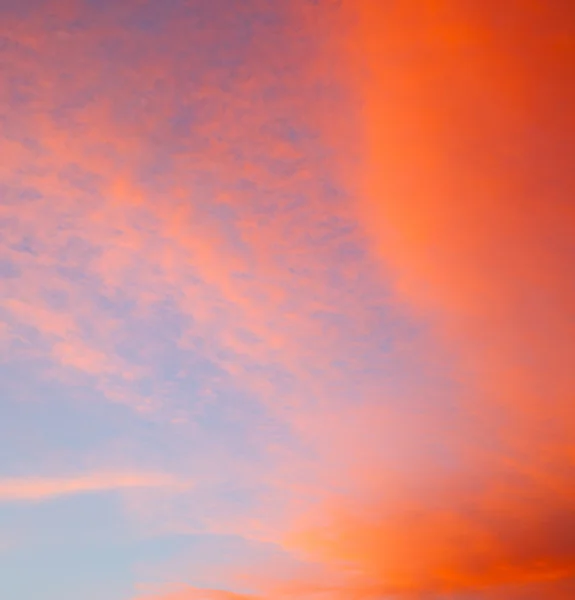 Восход солнца в цветном небе белые мягкие облака и абстрактный backgr — стоковое фото