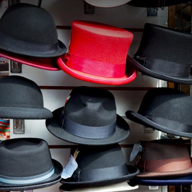 Londra eski kırmızı şapka ve siyah moda Salonu