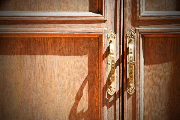ประตูในอิตาลีเก่าและเนื้อเยื่อ — ภาพถ่ายสต็อก