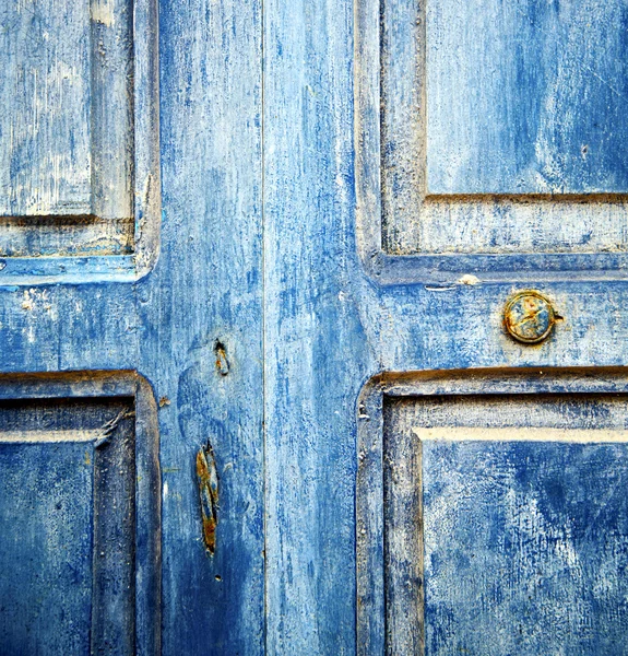 Sporca vernice spogliata nella porta di legno blu e chiodo arrugginito — Foto Stock
