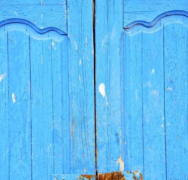 Peinture décapée sale dans la porte en bois bleu et ongle rouillé — Photo