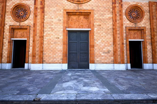 Italië-Lombardije in de oude kerk bakstenen toren van vergiate — Stockfoto