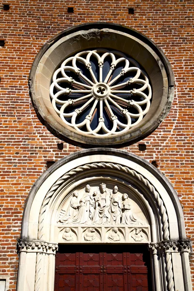 Venster in de oude kerk van castellanza gesloten baksteen aan — Stockfoto