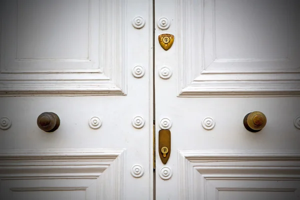 Poignée à Londres antique porte brune rouillée ongle en laiton et lumière — Photo