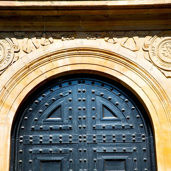 Maniglia in ottone arrugginito porta marrone antico Londra chiodo e luce — Foto Stock
