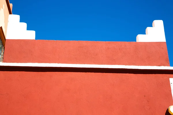 Marokkaanse oude muur en baksteen rood — Stockfoto