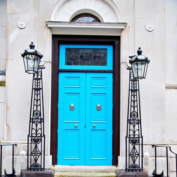 Blauer Griff in London antik braune Tür rostiger Messingnagel und — Stockfoto
