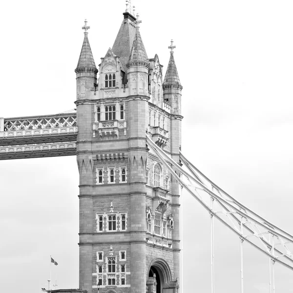 Torre de Londres em Inglaterra ponte velha e o céu nublado — Fotografia de Stock