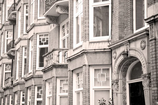 ヨーロッパの古い窓ロンドン赤レンガの壁と歴史 — ストック写真