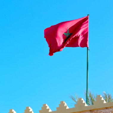 mavi gökyüzünün renk ve siperlerden bayrağı sallayarak Tunus wa