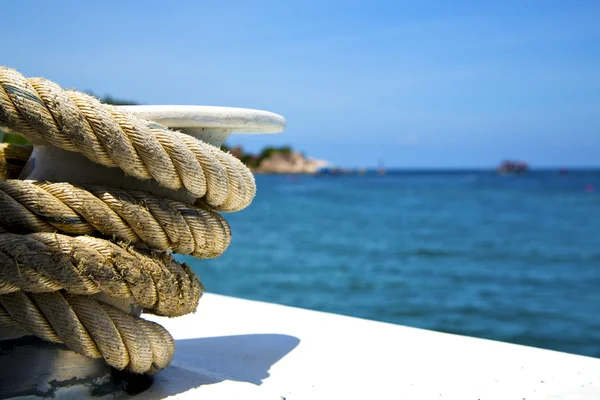 Asien in der kho tao bay isle weißes Schiffsseil und südliches Kinn — Stockfoto