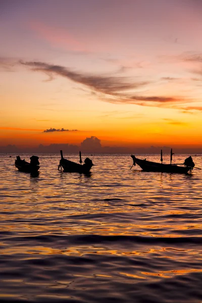 Sydkinesiska havet sunrise båt och hav i thailand kho tao — Stockfoto