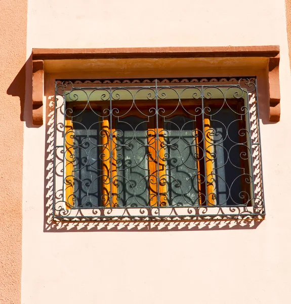 Fenêtre en Afrique marocaine et construction ancienne wal brique histori — Photo