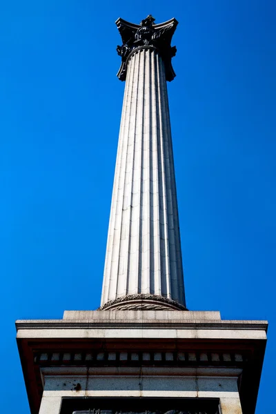 Колонна в лондонской старой архитектуре и небе — стоковое фото