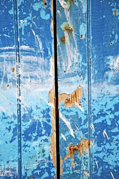 Pintura sucia desnudada en el azul blanco — Foto de Stock