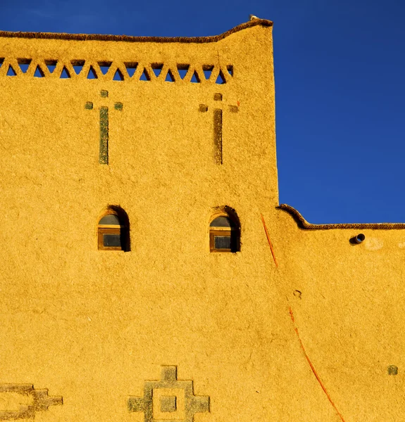 Old brown construction in africa morocco and sky  near the tower — Stock Photo, Image