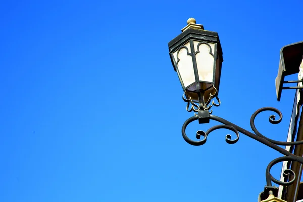 Lamba Fas fener açık havada ve gökyüzü — Stok fotoğraf