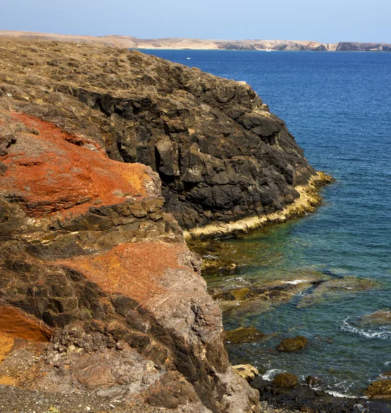 Su kıyı şeridi ve yaz aylarında el golfo lanzarote — Stok fotoğraf