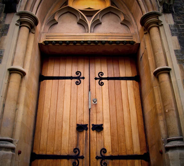 Londra eski kilise kapısına ve mermer antika ahşap Meclis'te — Stok fotoğraf