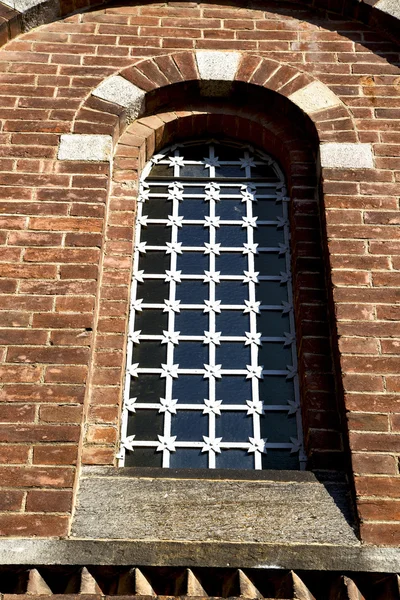 Subiu janela Itália lombardia na torre de tijolo legnano — Fotografia de Stock