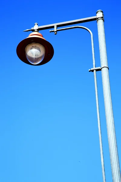 Lâmpada de rua na lanterna o céu ao ar livre — Fotografia de Stock
