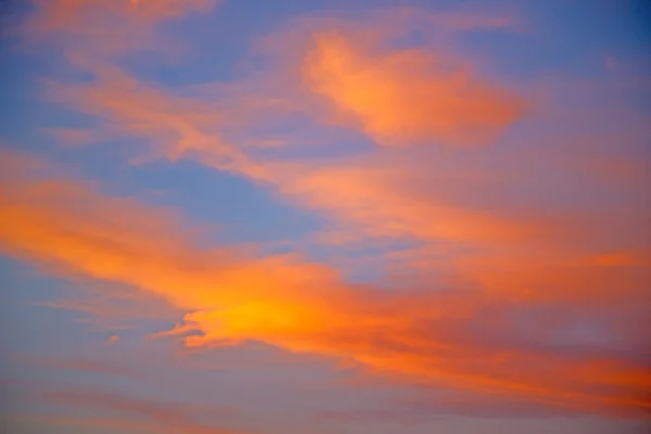 Восход солнца в цветном белом небе — стоковое фото