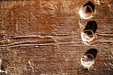 kirli soyulmuş boya kahverengi ahşap kapı ve paslı kırmızı tırnak