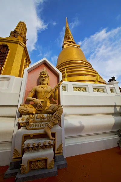 Ásia tailândia em bangkok ensolarado templo buda estátua cores — Fotografia de Stock