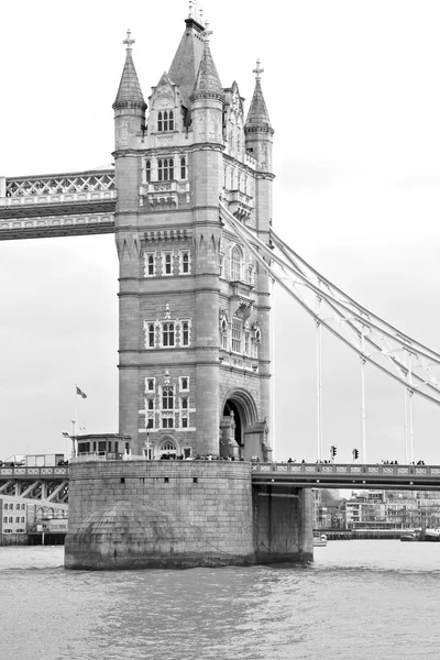 Torre de Londres en Inglaterra viejo puente y el cielo nublado — Foto de Stock