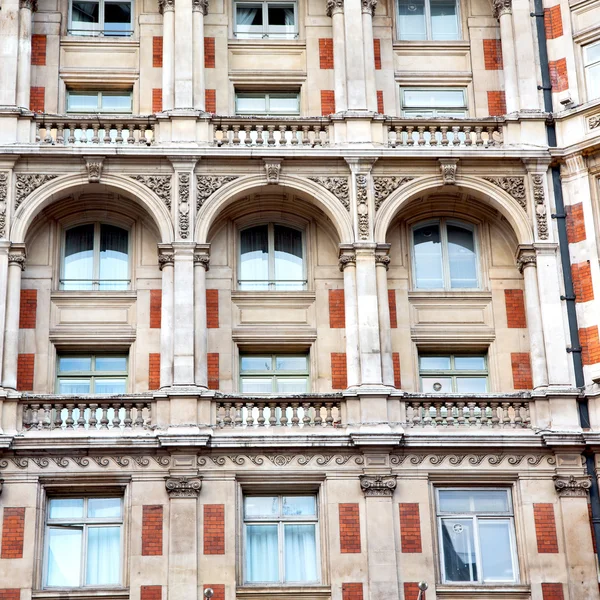 Fenster in Europa London alte rote Backsteinmauer und historische — Stockfoto