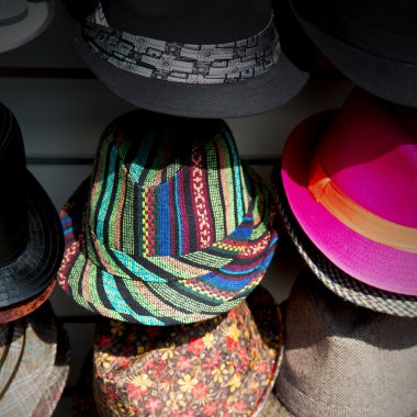 Londra eski kırmızı şapka ve siyah moda Salonu